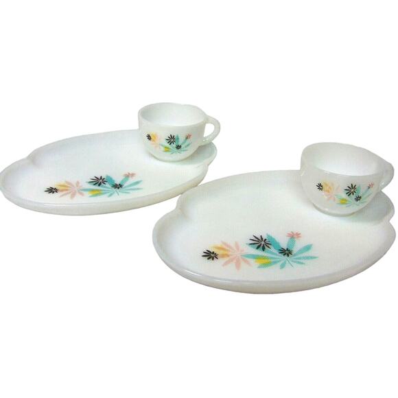 VTG 4PC Milk Glass Child SNACK SETS Plates Cups Flower Design Mid Century Modern - Picture 9 of 12